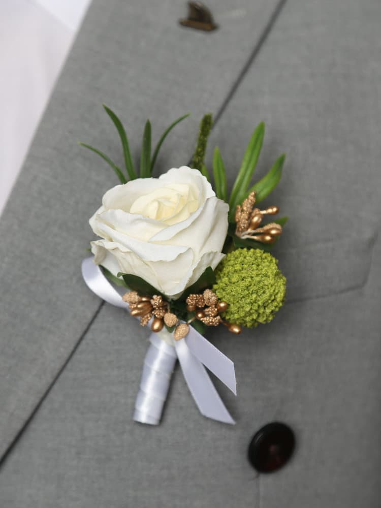 コサージュ 結婚式 優美な花飾り洗練の胸元アクセント