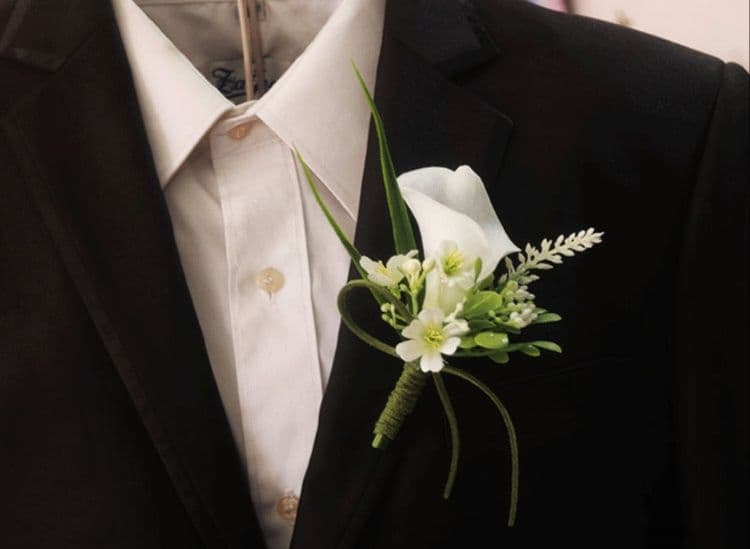 コサージュ 結婚式 優雅なカラーリリィブートニア