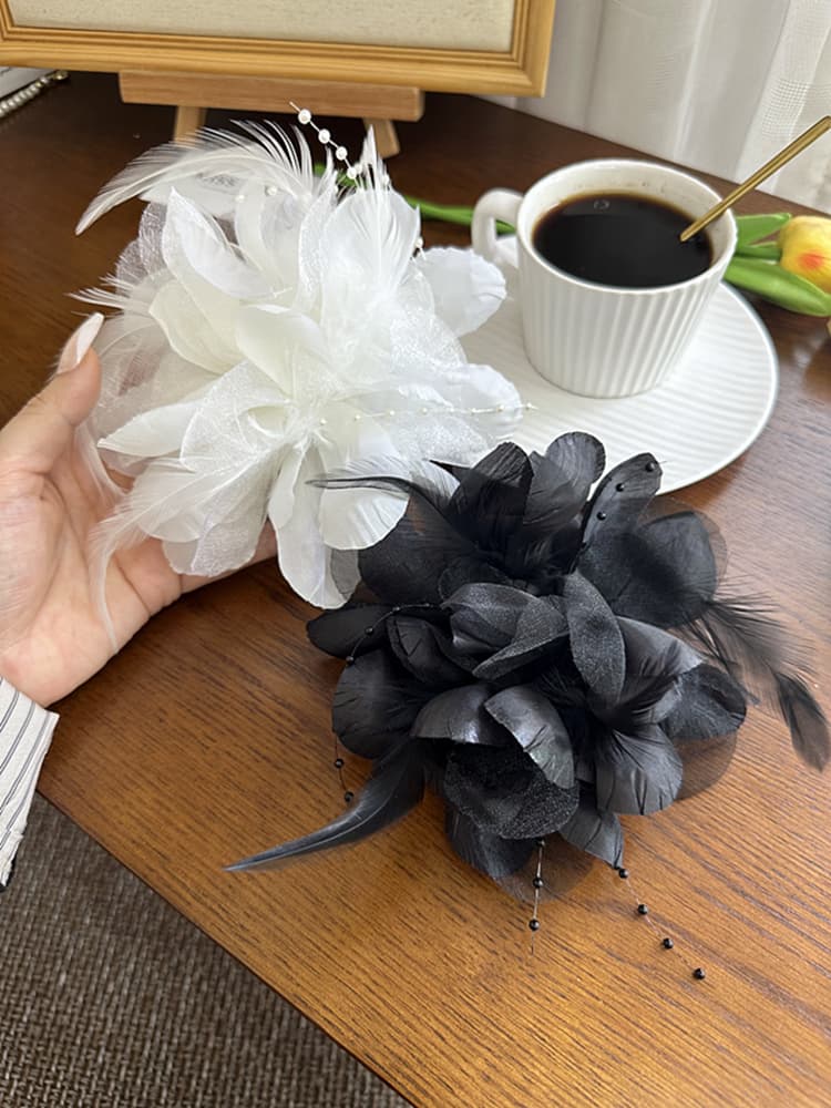 コサージュ 卒業式 優雅な花びらとフェザーのコサージュ