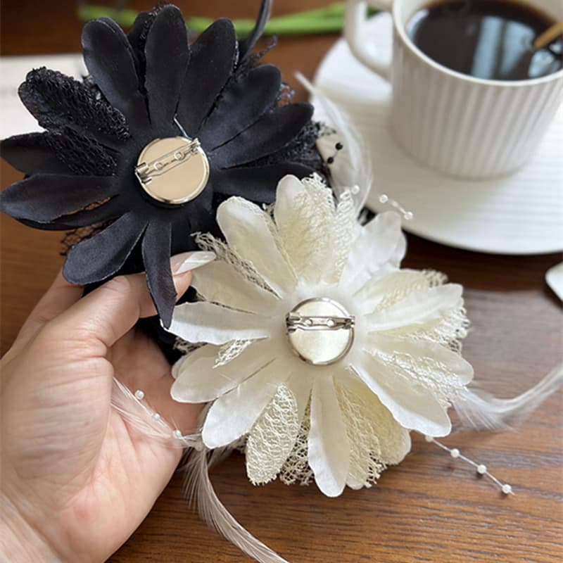 コサージュ 卒業式 優雅な花びらとフェザーのコサージュ