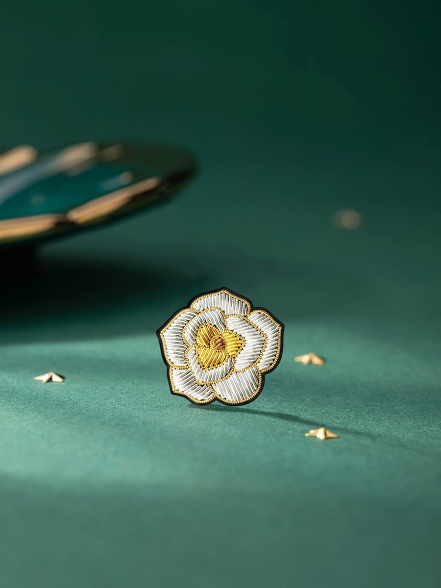 コサージュ 入学式 華やか手刺繍花ブローチ 上品な輝き