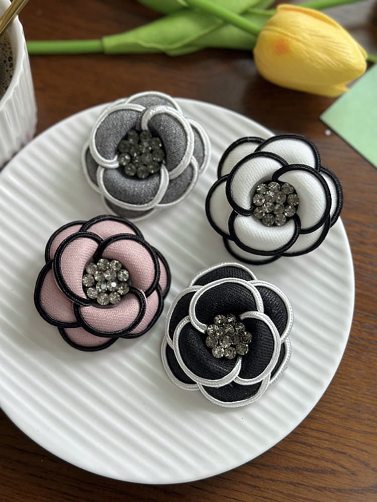 コサージュ 華やか花模様 宝石輝くコサージュ