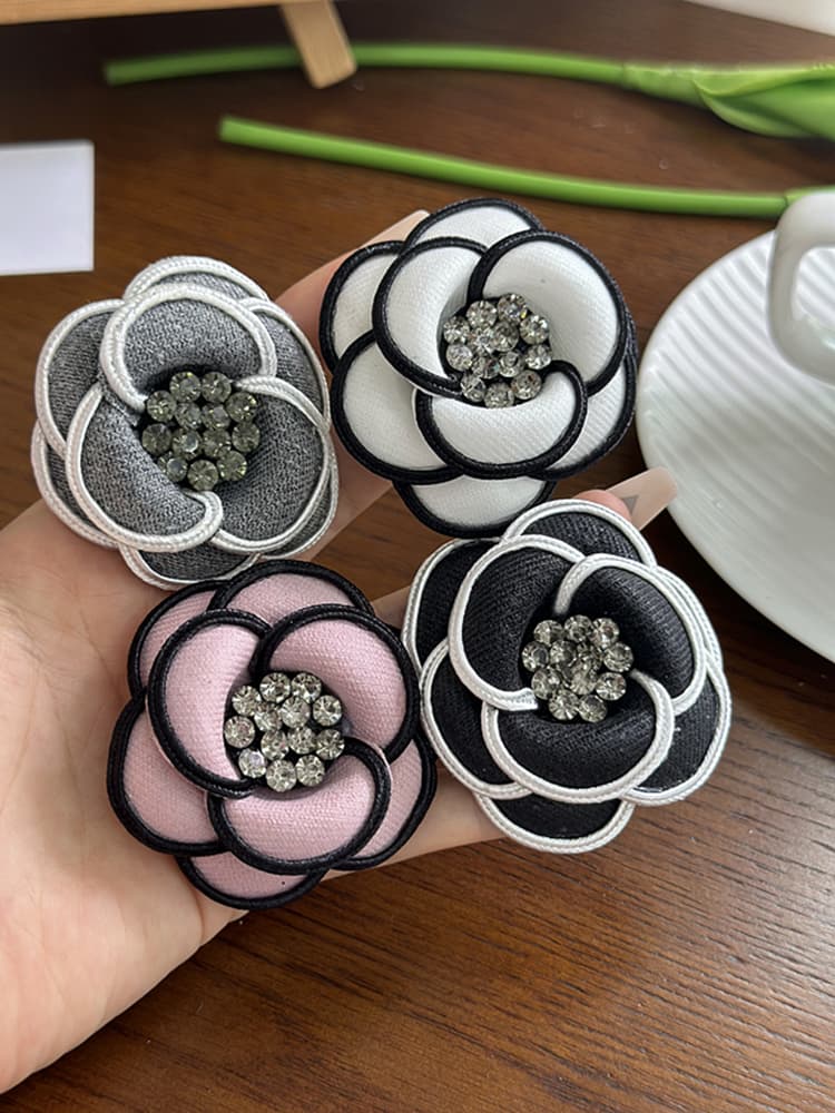 コサージュ 華やか花模様 宝石輝くコサージュ