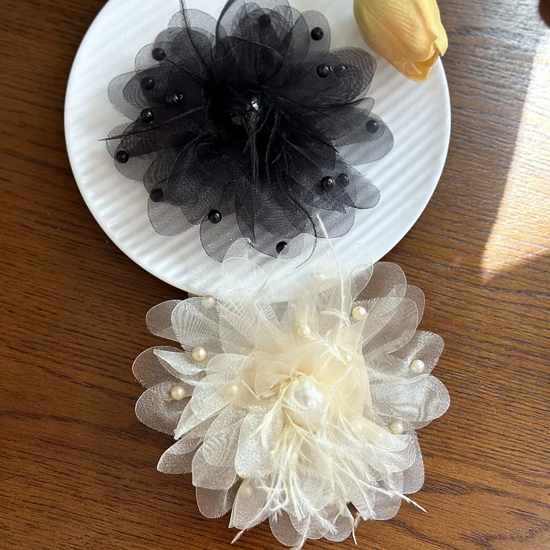 コサージュ 卒業式 優雅な花びらとフェザーのコサージュ