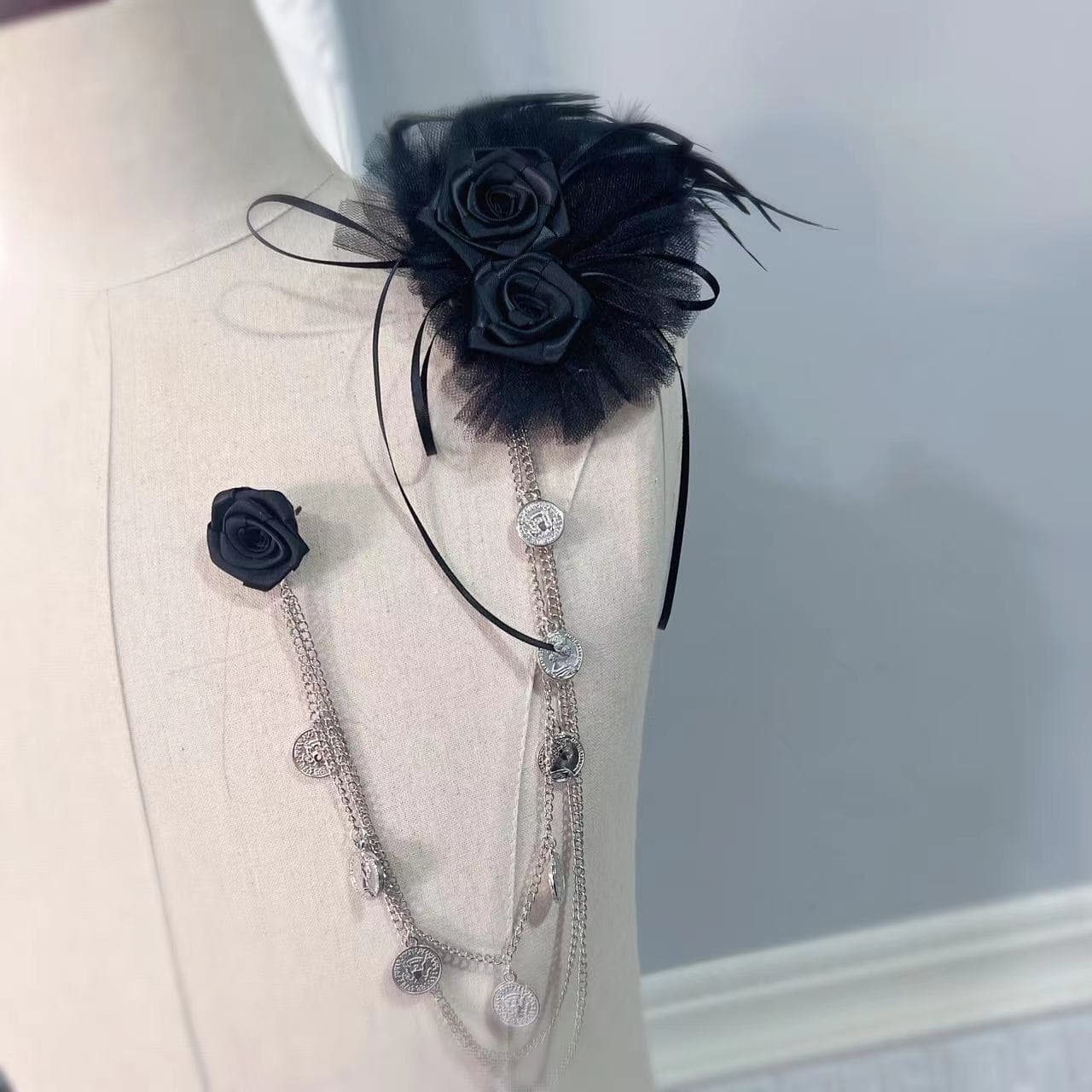 コサージュ 結婚式 薔薇と羽根の優美なチェーンコサージュ