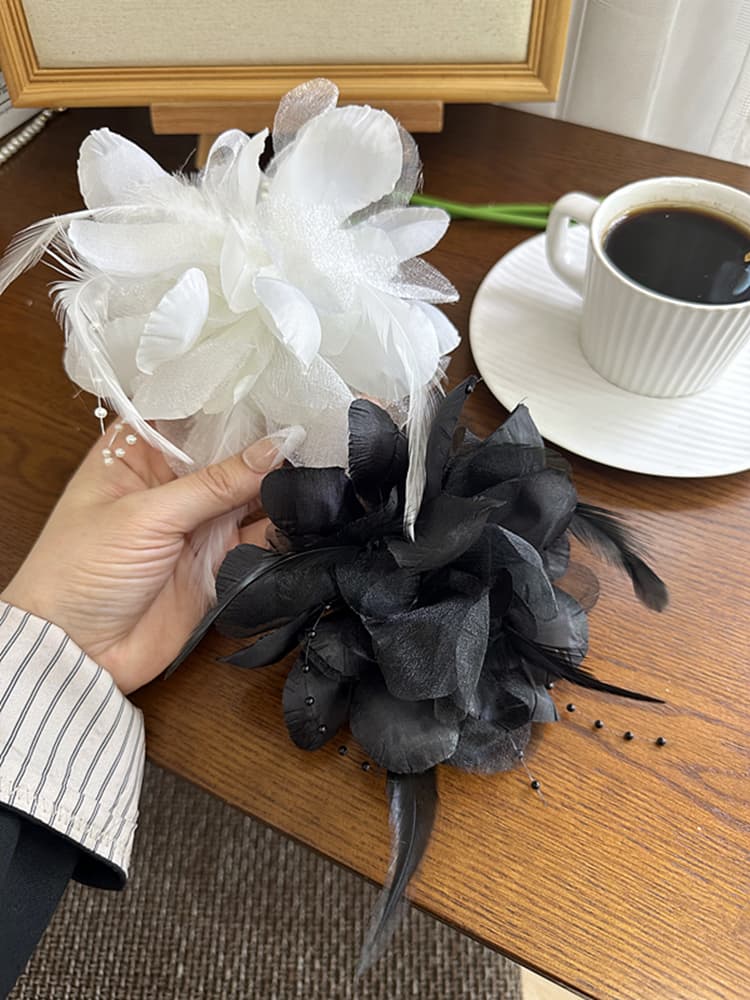 コサージュ 卒業式 優雅な花びらとフェザーのコサージュ