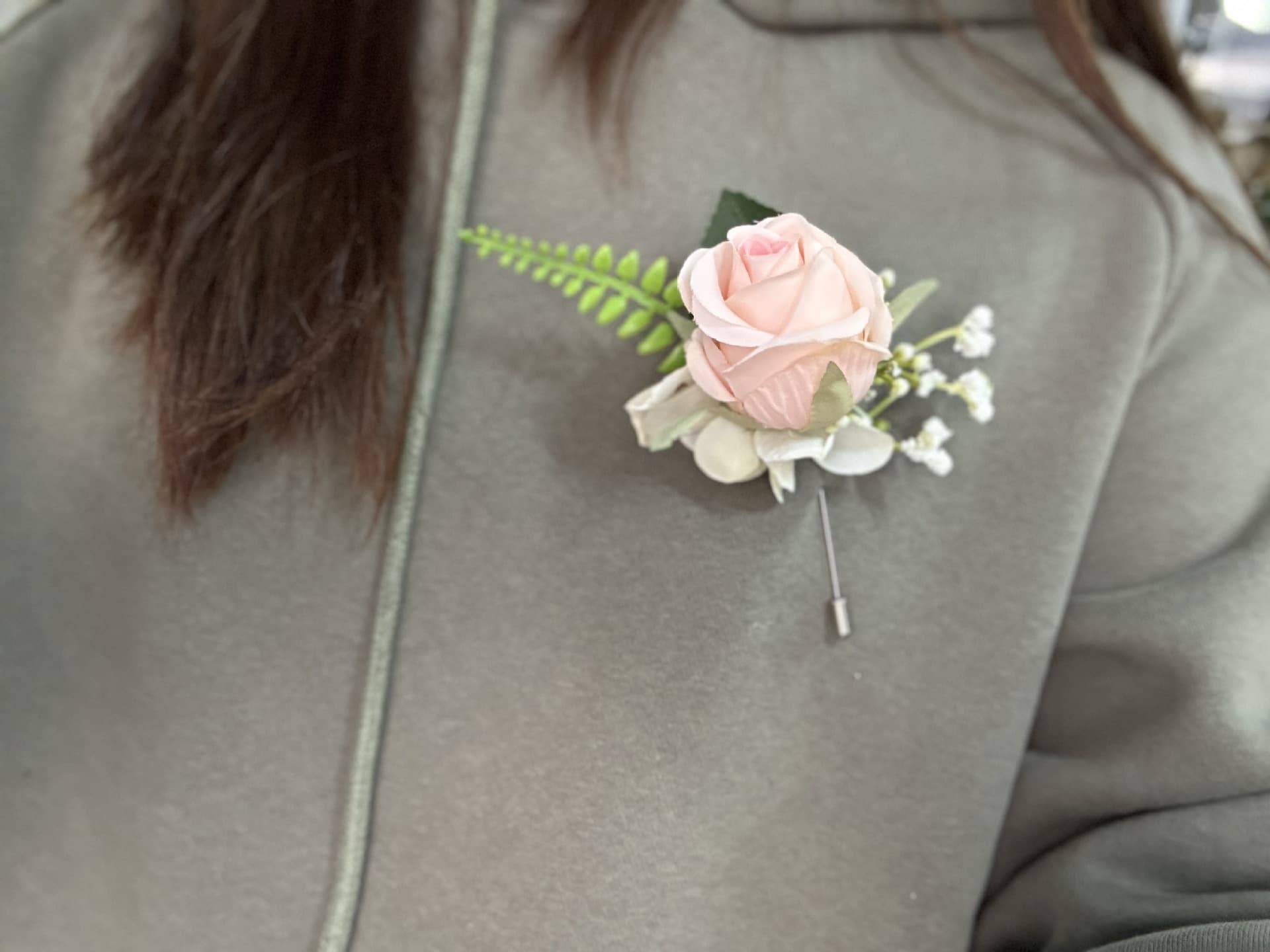 コサージュ 入学式 薔薇とパールビーズの上品な胸元飾り