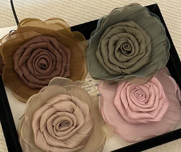 コサージュ 卒業式 華やか薔薇のコサージュ 上品な装いの証