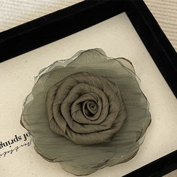 コサージュ 卒業式 華やか薔薇のコサージュ 上品な装いの証