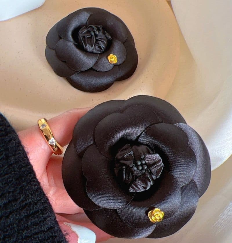 コサージュ 卒園式 上品な花弁重ね立体感ある布花コサージュ