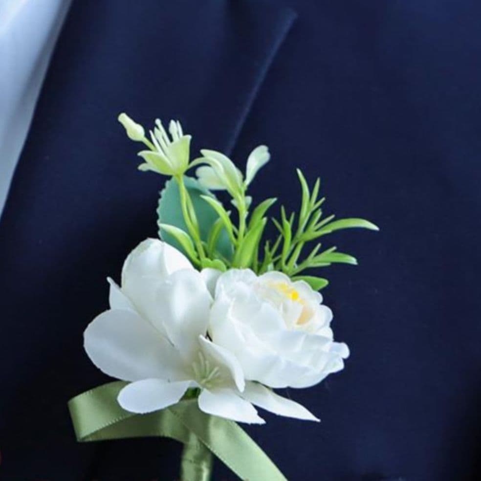 コサージュ 優美な華やぎ 胸元の祝福