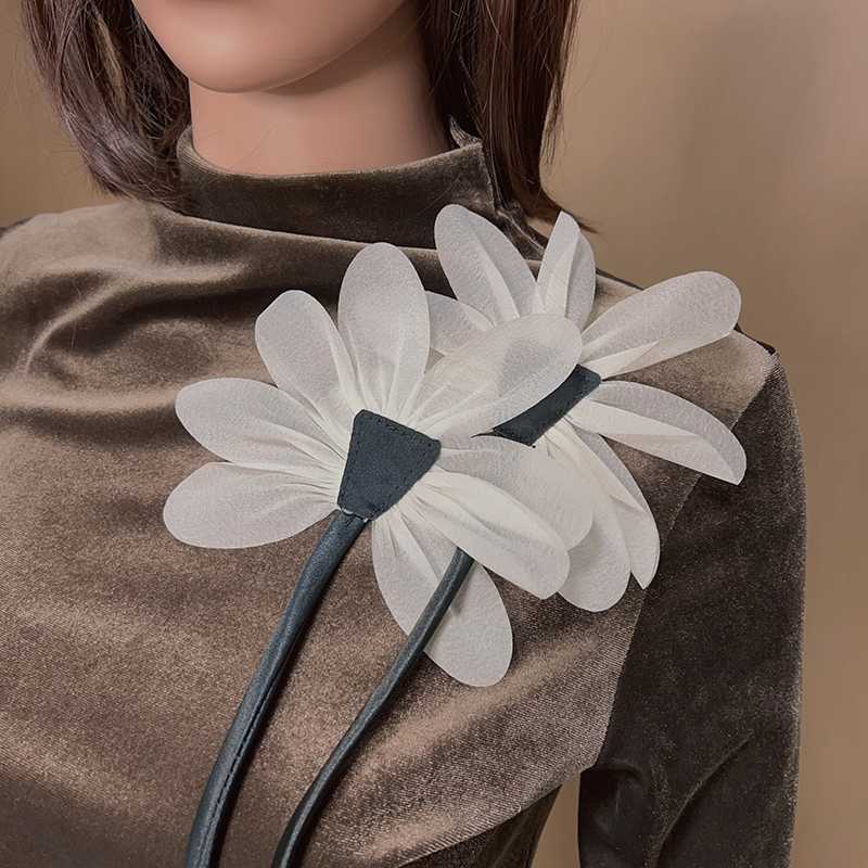 コサージュ 結婚式 花びら舞う優美なコサージュ