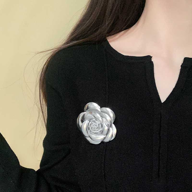 コサージュ 卒業式 上品な薔薇のコサージュ
