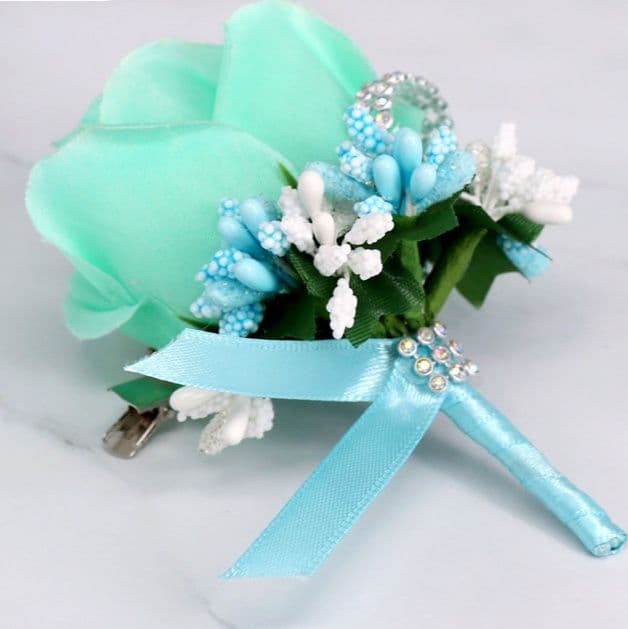 コサージュ 結婚式華やかな薔薇とパール装飾の胸元