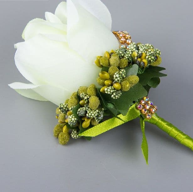 コサージュ 結婚式華やかな薔薇とパール装飾の胸元