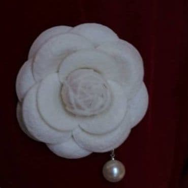 花びら重なる薔薇と揺れるパール飾りのコサージュ