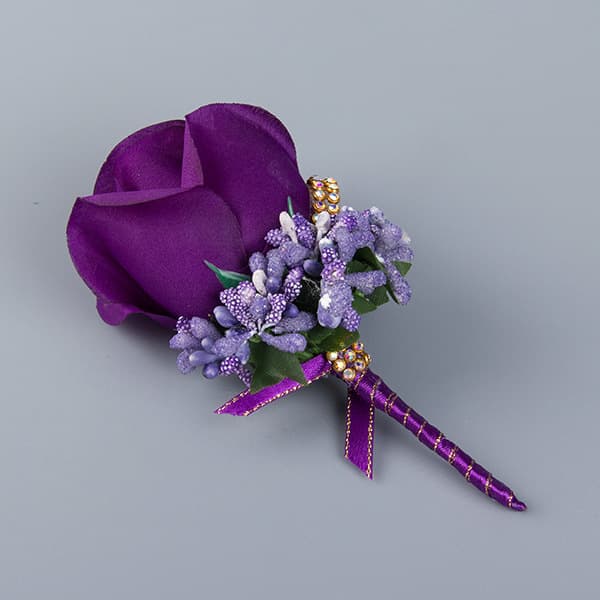 コサージュ 結婚式華やかな薔薇とパール装飾の胸元