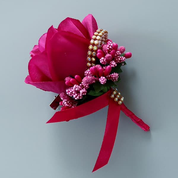 コサージュ 結婚式華やかな薔薇とパール装飾の胸元