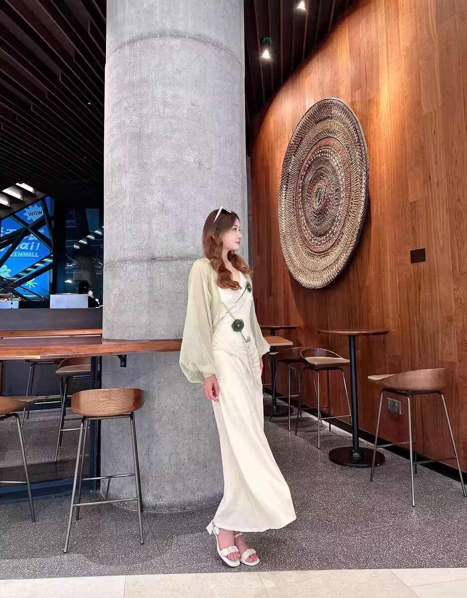 コサージュ 結婚式 優美な布花コサージュ 真珠風飾り付き