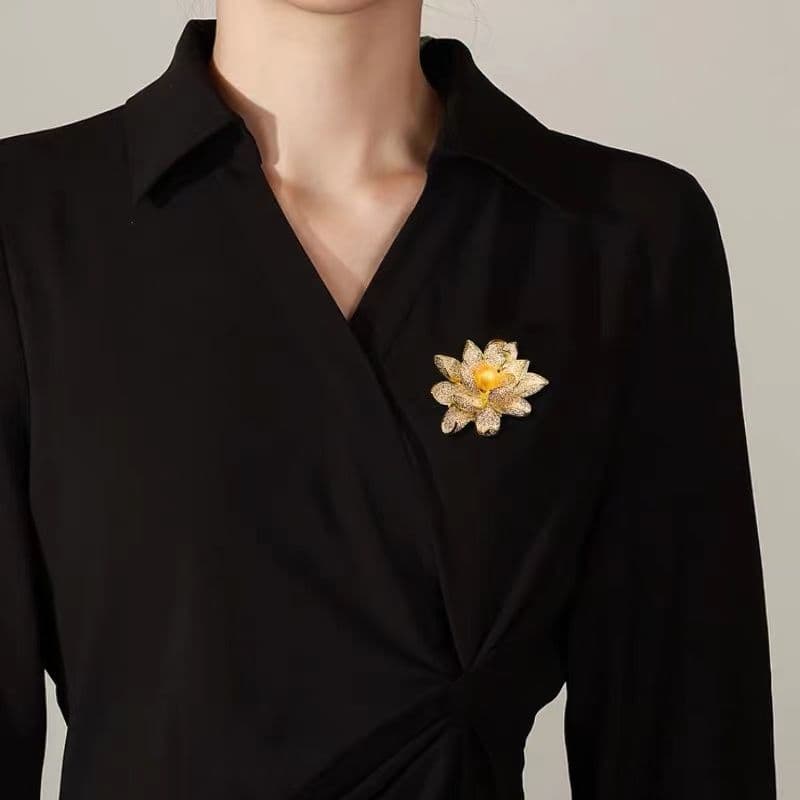 コサージュ 卒業式 華麗な蓮の花モチーフ真珠コサージュ