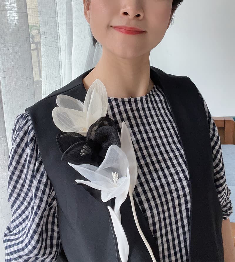 コサージュ 入学式 優美な花びら モノトーン布花コサージュ